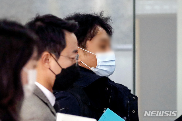 [서울=뉴시스] 대장동 사업 설계에 관여한 전 성남도시개발공사 투자사업팀장 정민용 변호사가 26일 오후 서울 서초구 서울중앙지방검찰청에 조사를 받기 위해 출석하고 있다. 2021.10.26.