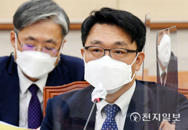 [천지일보=박준성 기자] 김진욱 공수처장 이 21일 서울 여의도 국회에서 열린 법제사법위원회의 법무부, 대법원 등에 대한 종합감사에서 의원들의 질의에 답하고 있다. (공동취재사진) ⓒ천지일보 2021.10.21