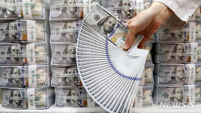 한국은행이 6일 발표한 '2021년 9월말 외환보유액'에 따르면 지난달 말 우리나라의 외환보유액은 4639억7000만 달러로 전월말(4639억3000만 달러)보다 4000만 달러 늘었다. 외화자산 운용수익 증가의 영향으로 우리나라의 외환보유액이 한 달 새 4000만 달러 늘면서 또다시 사상 최대치를 경신했다. 사진은 이날 서울 중구 하나은행 위변조대응센터에서 직원이 달러화를 검수하고 있다. (출처: 뉴시스)