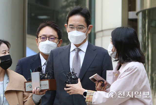[천지일보=남승우 기자] ‘프로포폴 투약 혐의’를 받고 벌금 7000만원을 선고 받은 이재용 삼성전자 부회장이 26일 오전 서울 서초구 서울중앙지방법원에서 열린 1심 선고 공판을 마친 뒤 나와 취재진 질문을 받고 있다. ⓒ천지일보 2021.10.26