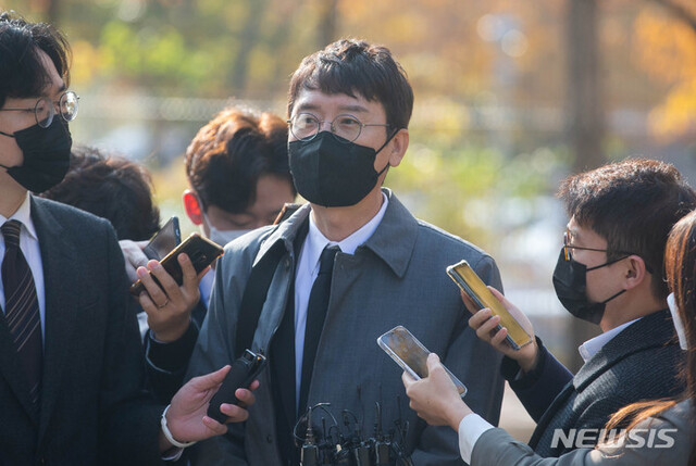 [과천=뉴시스] 윤석열 전 검찰총장 재직 시절 불거진 ‘고발사주’ 의혹의 또 다른 핵심 인물 국민의힘 김웅 의원이 3일 오전 경기 과천시 고위공직자범죄수사처에서 조사를 받기위해 출석하며 취재진의 질문에 답변하고 있다.(공동취재사진) 2021.11.03.
