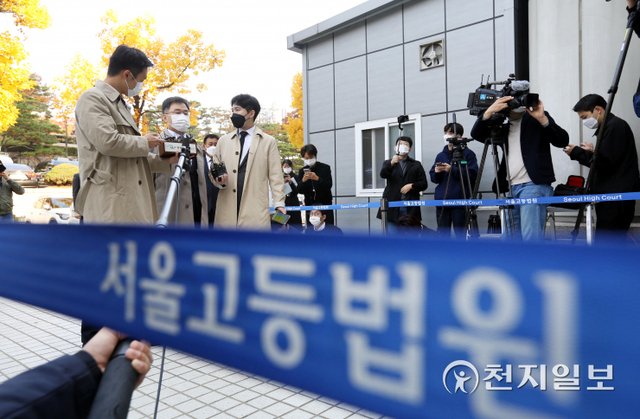 [천지일보=남승우 기자] 대장동 개발 특혜 의혹의 핵심 인물인 화천대유자산관리(화천대유) 대주주 김만배씨가 3일 오전 서울 서초구 서울중앙지방법원에서 열린 구속 전 피의자 심문(영장실질심사)에 출석하며 취재진의 질문에 답하고 있다. ⓒ천지일보 2021.11.3