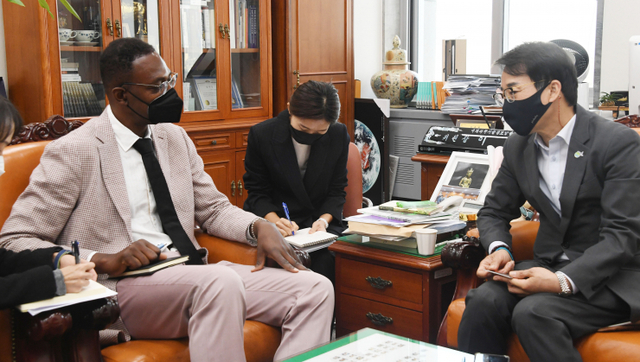 딘 가필드 넷플릭스 공공정책 부사장이 3일 오전 국회 과방위원장실에서 이원욱 위원장과 만나 망 사용료 문제와 콘텐츠 상생협력 방안을 논의하고 있다. (출처: 연합뉴스)