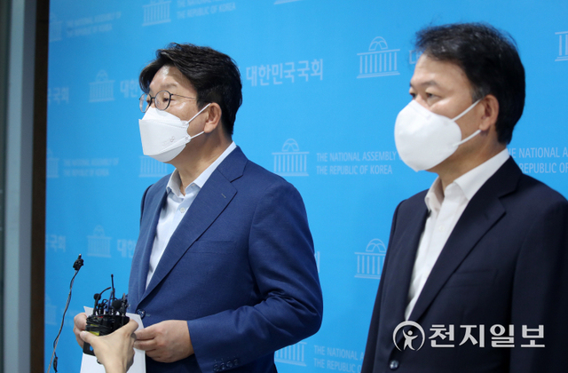 [천지일보=박준성 기자] 국민의힘 법제사법위원회 권성동, 윤한홍 의원이 3일 서울 여의도 국회 소통관에서 여권의 윤석열 전 검찰총장의 고발 사주 의혹 공세와 관련 기자회견을 마친 뒤 취재진의 질문에 답하고 있다. ⓒ천지일보 2021.9.3