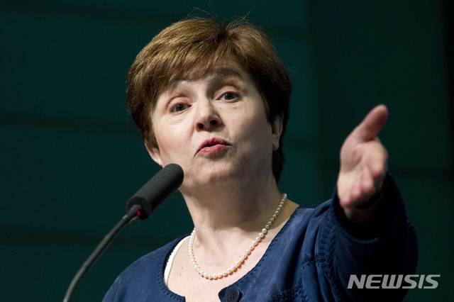 【워싱턴=AP/뉴시스】국제통화기금(IMF)이 25일(현지시간) 새 총재로 불가리아 출신 경제학자인 크리스탈리나 게오르기에바를 뽑았다. 사진은 게오르기에바가 지난 2018년 4월18일 워싱턴DC에서 열린 세계은행(WB)/IMF 춘계회의에서 연설하는 모습.