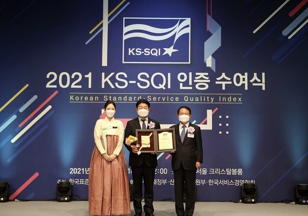 3일 김현식 롯데호텔 대표이사(가운데)와 강명수 한국표준협회 회장(우측)이 ‘2021 한국서비스품질지수(KS-SQI) 인증 수여식’에서 수상 후 기념촬영을 하고 있다. (제공: 롯데호텔)