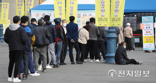 [천지일보=남승우 기자] ‘단계적 일상회복(위드 코로나)’ 시행을 하루 앞둔 31일 오전 서울역 광장 임시 선별검사소에 핼러윈 장식물이 걸린 가운데 시민들이 코로나19 검사를 대기하고 있다. 이날 신종 코로나바이러스 감염증(코로나19) 신규 확진자는 2061명으로 집계됐다. ⓒ천지일보 2021.10.31
