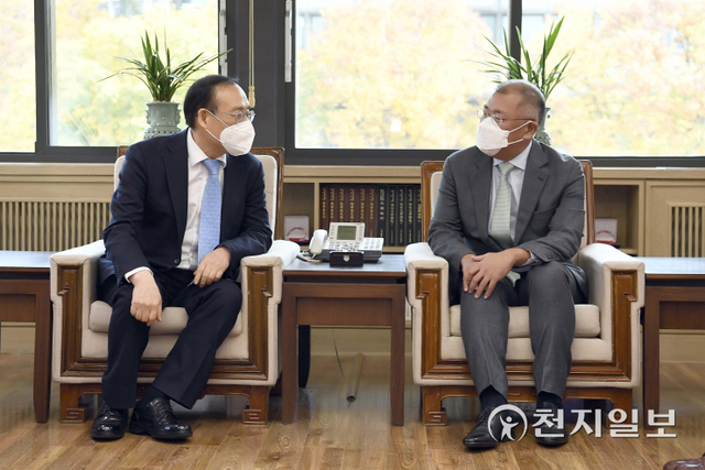 현대자동차그룹이 서울대학교와 ‘현대차그룹-서울대 배터리 공동연구센터’ 설립 및 중장기 공동연구를 위한 업무협약(MOU)을 체결했다고 3일 밝혔다. 사진은 이날 서울 관악구 서울대 관악캠퍼스 행정관에서 정의선 현대차그룹 회장과 오세정 서울대 총장의 모습. (제공: 현대자동차그룹) ⓒ천지일보 2021.11.3