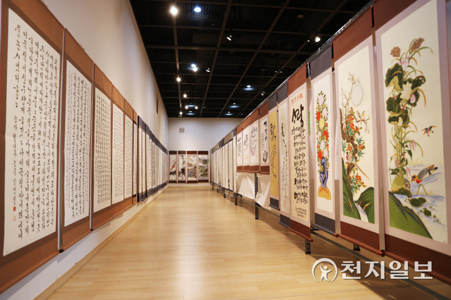 제25회 세계문화예술대전은 전국에서 출품된 작품 중 수상작을 선정하는 공모전과 대한민국 저명작가, 전·현직 정치지도자 및 서예계의 중견 작가, 세계문화예술대전 초대작가 작품 등 510여점을 만날 수 있다. (제공: 강진군) ⓒ천지일보 2021.11.4