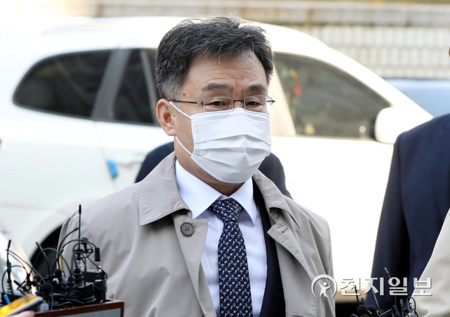 [천지일보=남승우 기자] 대장동 개발 특혜 의혹의 핵심 인물인 화천대유자산관리(화천대유) 대주주 김만배씨가 3일 오전 서울 서초구 서울중앙지방법원에서 열린 구속 전 피의자 심문(영장실질심사)에 출석하고 있다. ⓒ천지일보 2021.11.3