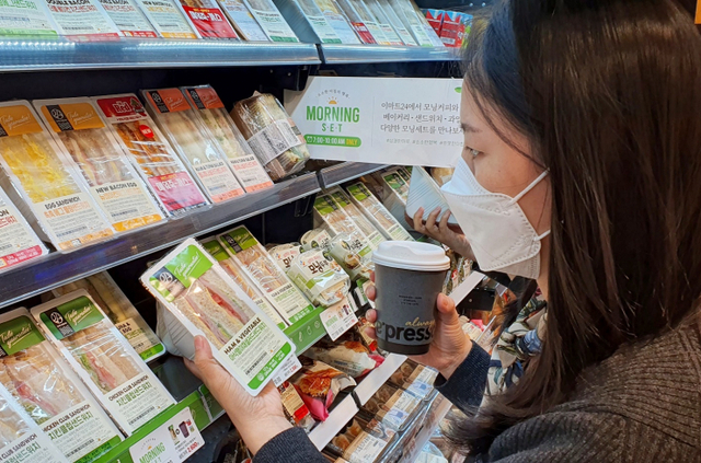 고객이 이마트24 매장에서 11월 모닝세트를 구입하고 있다. (제공: 이마트24)