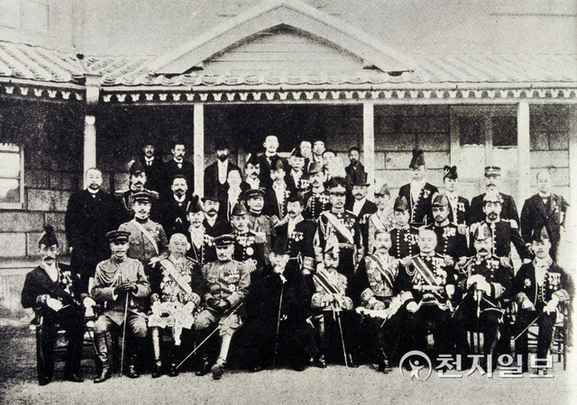 을사늑약 강제 후에 찍은 일제 측 기념사진-1905년. (제공: 독립기념관) ⓒ천지일보 2021.11.4