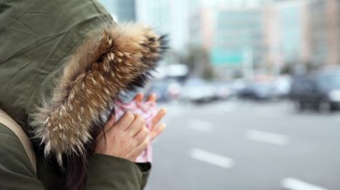 경기와 강원에 한파특보가 내려지는 등 전국에 강추위가 몰아친 10일 오전 서울 용산구 서울역 인근에서 두꺼운 겨울 외투를 입은 시민이 출근길을 재촉하고 있다.ⓒ천지일보 2018.12.23