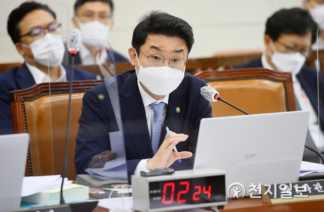 [천지일보=박준성 기자] 이억원 기재부 제1차관이 25일 서울 여의도 국회에서 열린 기획재정위원회 전체회의에서 의원들의 질문에 답하고 있다. (제공: 국회) ⓒ천지일보 2021.8.25
