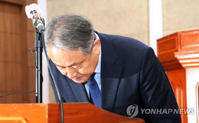 한국기독교교회협의회 이홍정 목사가 4일 종로구 한국기독교회관에서 고(故) 노태우 전 대통령 영결식 추모 기도 사과 기자회견을 하고 있다. 이 목사는 