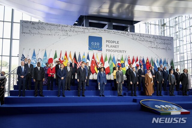 [로마=AP/뉴시스]30일 로마 라 누볼라 컨벤션센터에서 개막한 주요 20개국(G20) 정상회담에 참석한 각국 정상들이 기념사진을 촬영하고 있다. 이틀 일정으로 열리는 이번 회담은 코로나19 대유행 이후 주요 20개국 정상들이 직접 모이는 첫 대면회의이다.