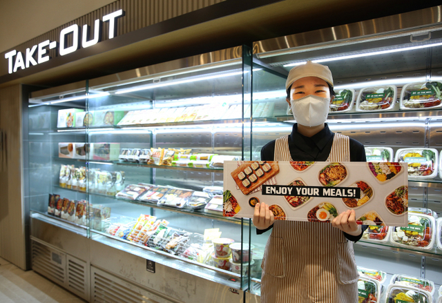 영양사가 아워홈이 운영하는성남시 분당 소재 구내식당 내부에 설치된 ‘픽앤조이’ 매대에서 브랜드를 홍보하고 있다. (제공: 아워홈)