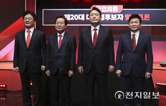 [천지일보=박준성 기자] 국민의힘 대선 예비후보들이 22일 오후 서울 마포구 상암동 YTN에서 대선 경선 6차 토론회를 앞두고 기념촬영을 하고 있다. 왼쪽부터 유승민, 홍준표, 윤석열, 원희룡 후보. (제공: 국민의힘) ⓒ천지일보 2021.10.22