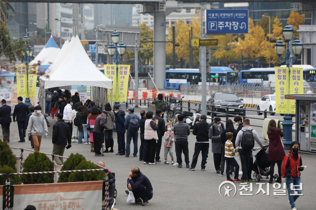 [천지일보=남승우 기자] ‘단계적 일상회복(위드 코로나)’ 계획 시행 나흘째인 4일 서울역 광장에 마련된 임시 선별검사소에서 시민들이 신종 코로나바이러스 감염증(코로나19) 검사를 받기 위해 길게 줄을 서서 기다리고 있다. 방역당국에 따르면 이날 0시 기준 코로나19 신규 확진자는 2482명으로 집계됐다. ⓒ천지일보 2021.11.4