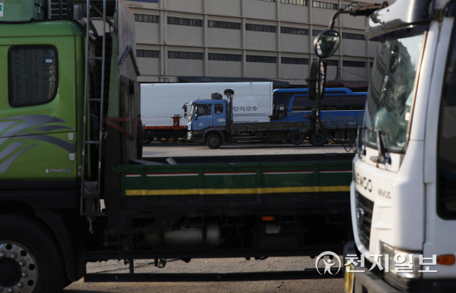 [천지일보=남승우 기자] 디젤(경유) 엔진 차량에 필수적으로 들어가는 요소수 품귀 현상이 지속되고 있는 가운데 5일 서울 양천구 서부트럭터미널에 화물차가 멈춰 서 있다. ⓒ천지일보 2021.11.5