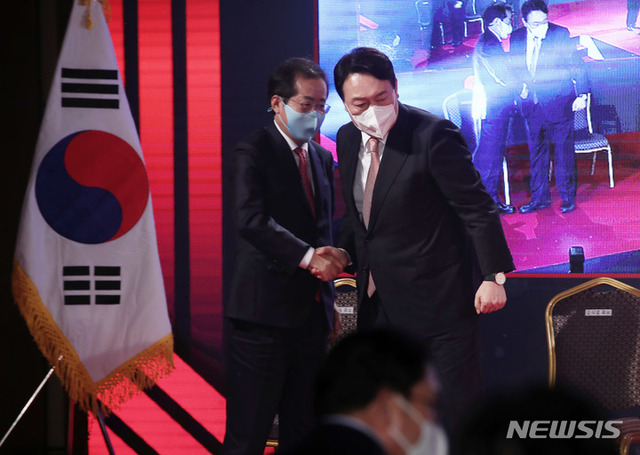 엇갈린 운명 윤석열 축하하는 홍준표	[서울=뉴시스] 윤석열 국민의힘 대선 경선 후보가 5일 오후 서울 용산구 백범김구기념관에서 열린 제2차 전당대회에서 당 대선 후보에 최종 선출된 후 홍준표 후보의 축하를 받고 있다. 2021.11.05.