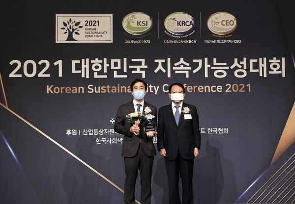 5일 이효섭 롯데호텔 기획부문장(좌측)과 강명수 한국표준협회 회장(우측)이 ‘2021 대한민국 지속가능성 지수(KSI) 인증 수여식’에서 수상 후 기념촬영을 하고 있다. (제공: 롯데호텔)