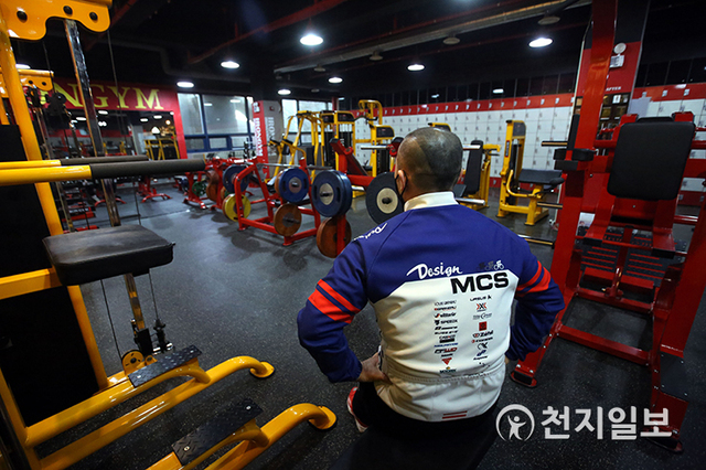 오성영 전국헬스클럽관장협회 회장이 경기 포천시 아이언짐에서 본지와 인터뷰를 마친 뒤 텅빈 헬스장을 바라보고 있다. 15일부터 헬스장 영업제한이 일부 해제된 것에 대해 오 관장은 “수도권 10시 제한은 답답답하고 안타깝지만 그래도 숨통을 풀어준 게 어디냐”고 말했다. ⓒ천지일보 2021.2.3