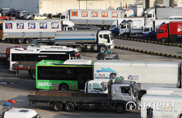 [천지일보=남승우 기자] 디젤(경유) 엔진 차량에 필수적으로 들어가는 요소수 품귀 현상이 지속되고 있는 가운데 5일 서울 양천구 서부트럭터미널에 화물차가 멈춰 서 있다. ⓒ천지일보 2021.11.5