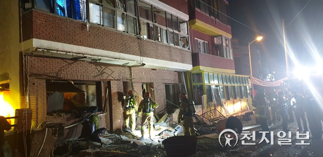 5일 저녁 7시 23분께 진해구 용원동 소재 빌라에서 가스폭발로 추정되는 화재발생으로 부상자 6명 발생해 진압을 하고 있다.(창원소방본부)ⓒ천지일보 2021.11.7