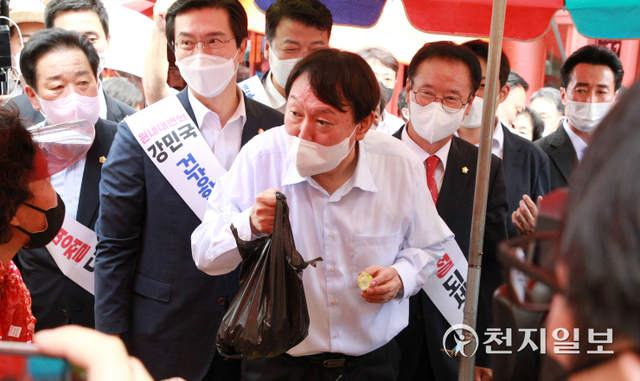 [천지일보 진주=최혜인 기자] 국민의힘 대선 경선 예비후보인 윤석열 전 검찰총장이 18일 경남 진주시 중앙시장을 방문해 상인들에게 인사하고 있다. ⓒ천지일보 2021.9.18