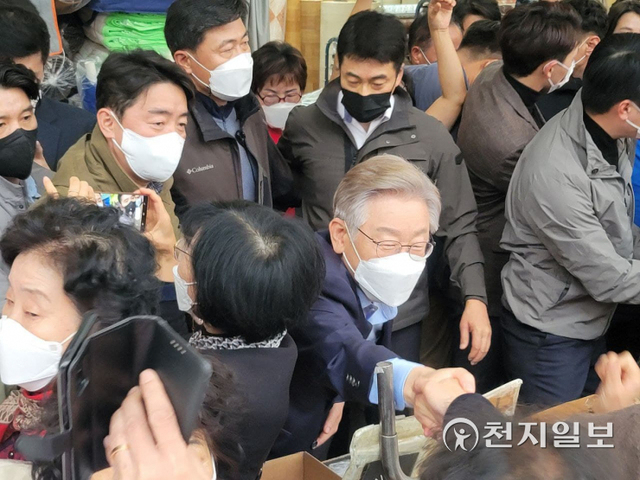 [천지일보 대구=송해인 기자] ‘보수의 텃밭’ 대구를 찾은 더불어민주당 이재명 대선 후보가 5일 대구 최대 전통시장인 서문시장을 방문해 지지자들과 손을 잡고 있다. ⓒ천지일보 2021.11.5