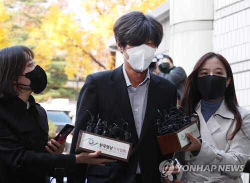 ‘대장동 의혹’ 남욱, 구속 심사 출석(서울=연합뉴스) 천화동인 4호 소유주인 남욱 변호사가 3일 오후 서울 서초구 서울중앙지법에서 열린 영장실질심사에 출석하기 위해 법정으로 향하고 있다.