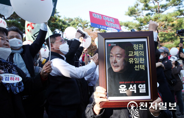 [천지일보=박준성 기자] 5일 오후 서울 용산구 백범김구기념관에서 열린 ‘국민의힘 제2차 전당대회’에서 윤석열 대선 경선후보가 제20대 대통령 후보로 선출되자 尹 후보 지지자들이 환호하고 있다. 윤 후보는 선거인단 투표에서 57.77%(21만 34표), 일반 국민 여론조사에서 37.94%를 얻었다. 전체 득표율은 47.85%이며 최종 합산 결과 34만 7963표를 얻었다. 2위 홍준표 후보는 41.50%(선거인단 34.80%, 여론조사 48.21%), 3위 유승민 후보는 7.47%(선거인단 4.27%, 여론조사 10.67%), 4위 원희룡 후보는 3.17%(선거인단 3.16%, 여론조사 3.19%)를 확보했다. ⓒ천지일보 2021.11.5