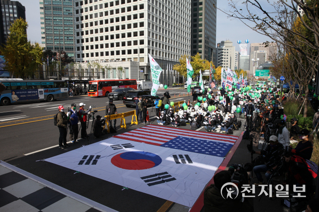[천지일보=원민음 기자] 우리공화당이 6일 서울 숭례문오거리에서 집회를 하고 있다. ⓒ천지일보 2021.11.6