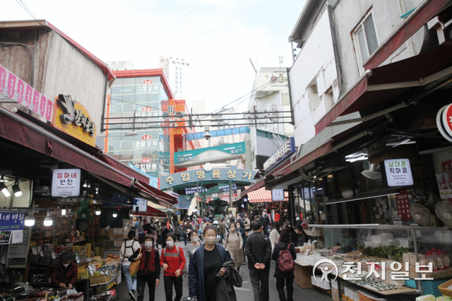 [천지일보=원민음 기자] 시민들이 6일 노량진 시장에 나와 거리를 거닐고 있다. ⓒ천지일보 2021.11.6