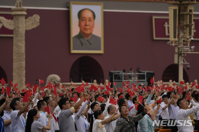 [베이징=AP/뉴시스]1일 중국 베이징의 톈안먼 광장에서 중국공산당 창당 100주년 기념행사가 열려 참가 시민들이 고 마오쩌둥 전 주석의 대형 초상화 밑에서 오성기를 흔들고 있다.