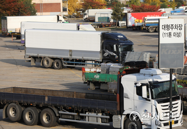 [천지일보=남승우 기자] 디젤(경유) 엔진 차량에 필수적으로 들어가는 요소수 품귀 현상이 지속되고 있는 가운데 5일 서울 양천구 서부트럭터미널에 화물차가 멈춰 서 있다. ⓒ천지일보 2021.11.5