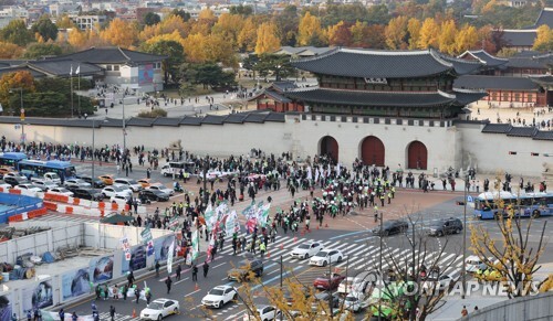 단계적 일상회복(위드 코로나) 시행 후 첫 주말인 6일 서울 종로구 광화문광장에서 우리공화당 관계자들이 집회 후 행진을 하고 있다. (출처:연합뉴스)
