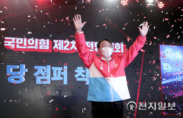 [천지일보=박준성 기자] 국민의힘 20대 대통령 후보로 당선된 윤석열 전 검찰총장이 5일 오후 서울 용산구 백범김구기념관에서 열린 ‘국민의힘 제2차 전당대회’에서 손들어 인사하고 있다. ⓒ천지일보 2021.11.5