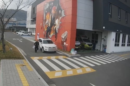 율하119안전센터 앞에 요소수 기부하는 익명 남성 (출처: 연합뉴스)