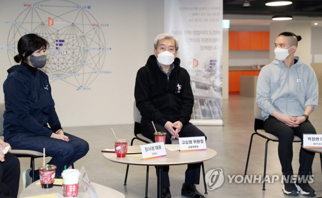 승범 금융위원장(가운데)이 7일 오후 서울 마포구 스타트업 복합 지원공간 프론트원에서 청년 창업가, 스타트업에 대한 보육·투자를 수행하는 액셀러레이터·벤처캐피탈(AC·VC) 등과 함께 간담회를 하고 있다. (출처: 연합뉴스)