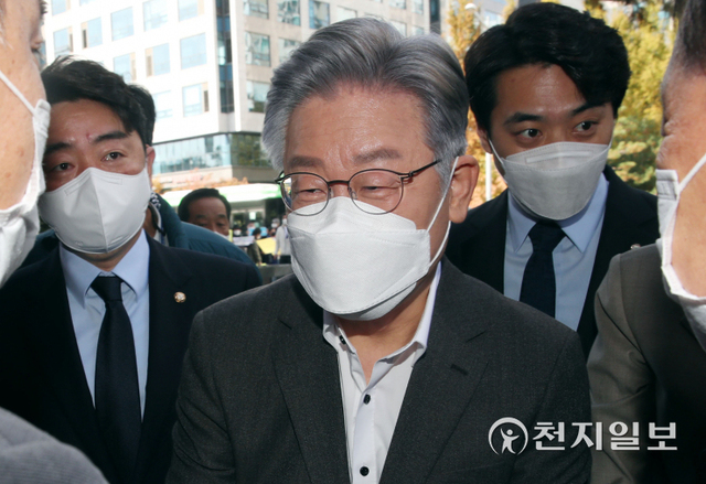 [천지일보=박준성 기자] 더불어민주당 이재명 대선 후보가 7일 서울 강서구 공립 지적장애 특수학교인 서진학교를 방문해 지지자들과 인사하고 있다. ⓒ천지일보 2021.11.7