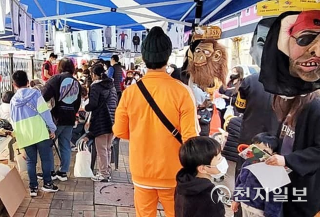 [천지일보 청주=이진희 기자] 지난 6일 열린 청주 가경터미널 시장의 ‘시장밤길마실’ 행사에서 한 시민이 코스프레 의상 대여를 하기 위해 의상을 둘러보고 있다. ⓒ천지일보 2021.11.7