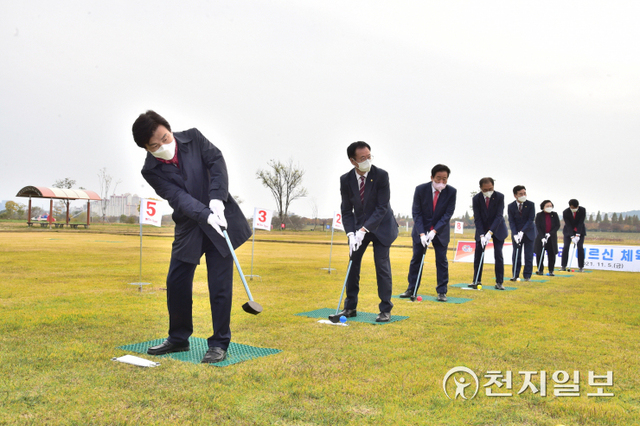 조규일 진주시장(왼쪽 첫번째)과 이상영 시의회 의장(왼쪽 두번째)을 비롯한 도·시의원들이 파크골프를 즐기는 모습. (제공: 진주시) ⓒ천지일보 2021.11.7