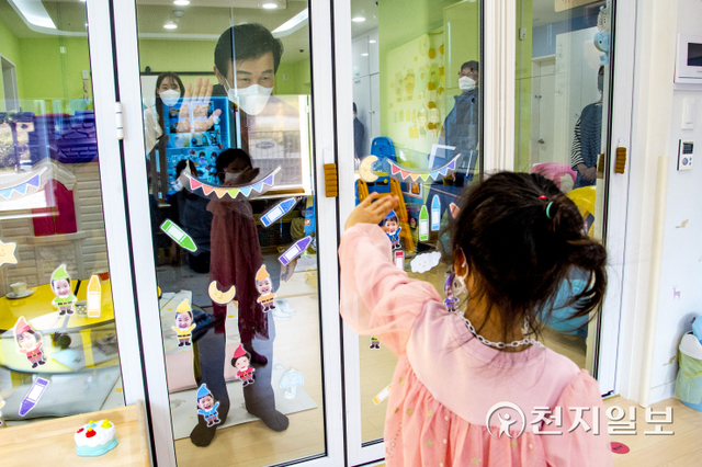 조규일 진주시장이 지난 6일 진주역세권에 설치된 가호 365일 24시 시간제 보육실을 방문해 보육교사 등 관계자를 격려하고 애로사항을 청취하고 있다. (제공: 진주시) ⓒ천지일보 2021.11.7