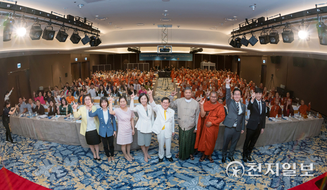 2018년 2월 2일 미얀마 양곤 롯데호텔에서 열린 IPYG 평화포럼에서 이 대표와 참석자들이 기념사진을 촬영하고 있다. ⓒ천지일보 2021.11.7