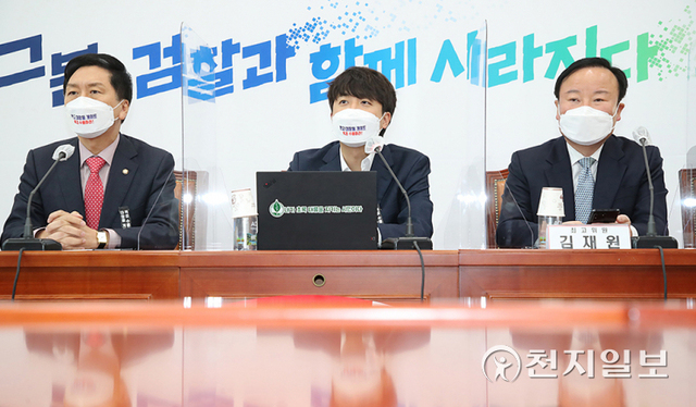 [천지일보=박준성 기자] 국민의힘 이준석 대표가 25일 서울 여의도 국회에서 열린 최고위원회의에서 발언하고 있다. (제공: 국민의힘) ⓒ천지일보 2021.10.25