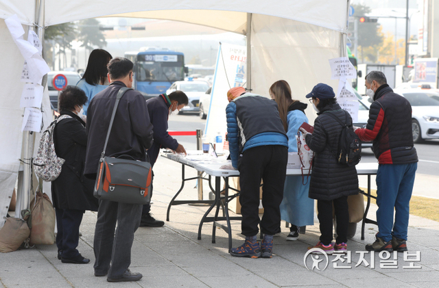 [천지일보=남승우 기자] ‘단계적 일상회복(위드 코로나)’ 계획 시행 닷새째인 5일 서울 동대문구 흥인지문 앞에 마련된 찾아가는 선별진료소에서 시민들이 신종 코로나바이러스 감염증(코로나19) 검사를 받기 위해 대기하고 있다. 방역당국에 따르면 이날 0시 기준 코로나19 신규 확진자 수는 2344명으로 집계됐다. ⓒ천지일보 2021.11.5