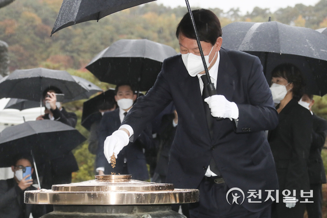 [천지일보=박준성 기자] 국민의힘 윤석열 대선후보가 8일 서울 동작구 국립서울현충원 현충탑 참배를 하며 분향하고 있다. ⓒ천지일보 2021.11.8