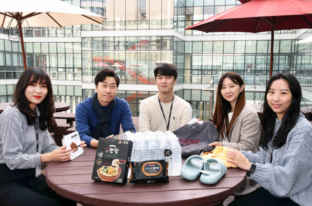 8일 서울 등촌동 소재 홈플러스 본사에서 MZ세대 상품 바이어들이 담당 상품을 선보이고 있다. 홈플러스가 MZ세대를 가장 잘 아는 ‘MZ세대 상품 바이어’들을 앞세워 연말까지 신상품 8500개를 출시해 MZ 고객 마음잡기에 돌입한다. (왼쪽부터) 백수빈 홈플러스 신선가공팀 바이어, 권지혁 일상용품팀 바이어, 정태민 제과음료팀 바이어, 김미지 의류팀 바이어, 이지윤 홈리빙팀 바이어가 자신이 개발한 상품을 선보이고 있다. (제공: 홈플러스) ⓒ천지일보 2021.11.8